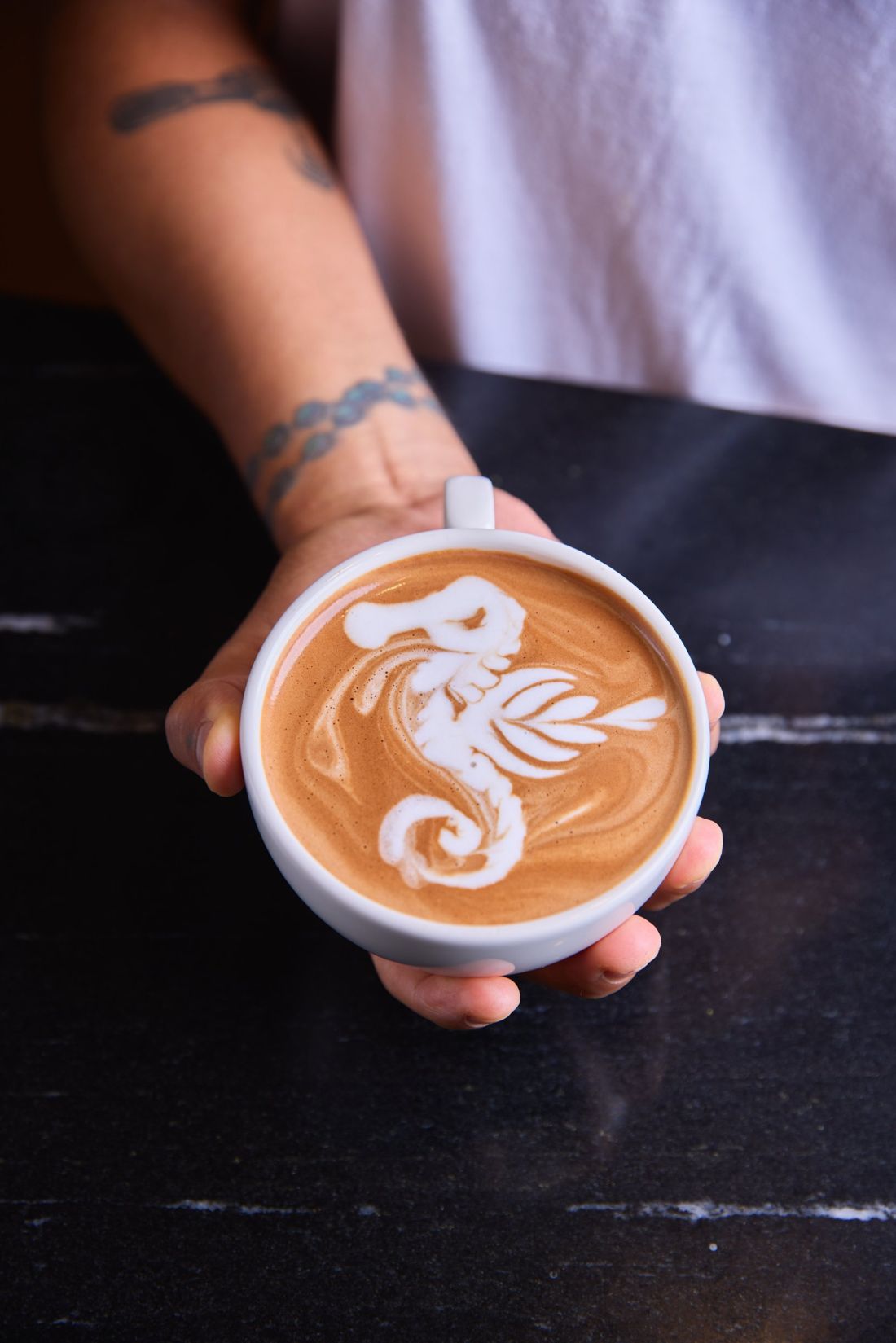 Café con latte art servido en taza de cerámica
