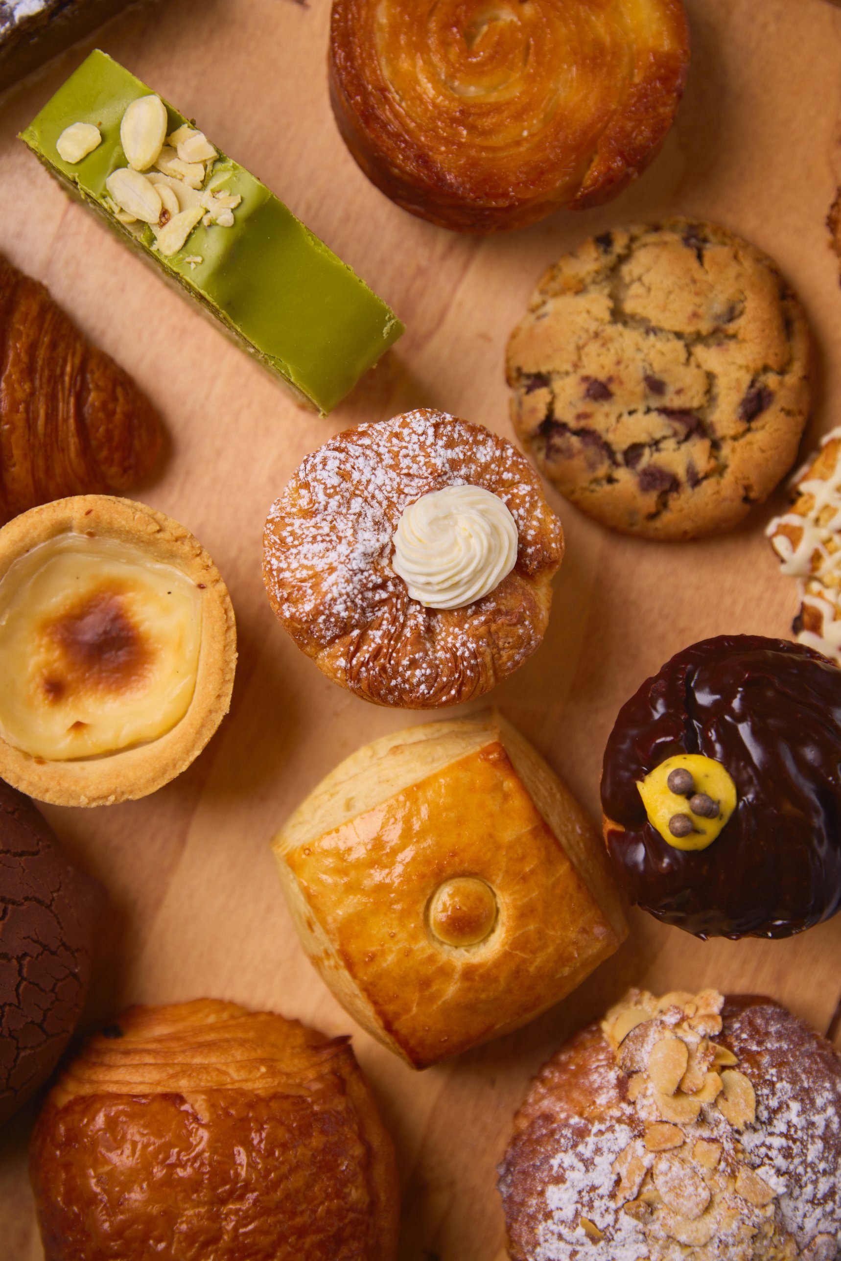 Variedad de pan de Emmer Panadería sobre una tabla de madera