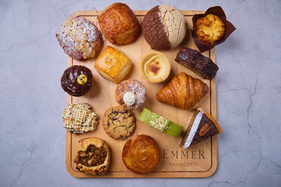 Tabla de Emmer Panadería con variedad de pan