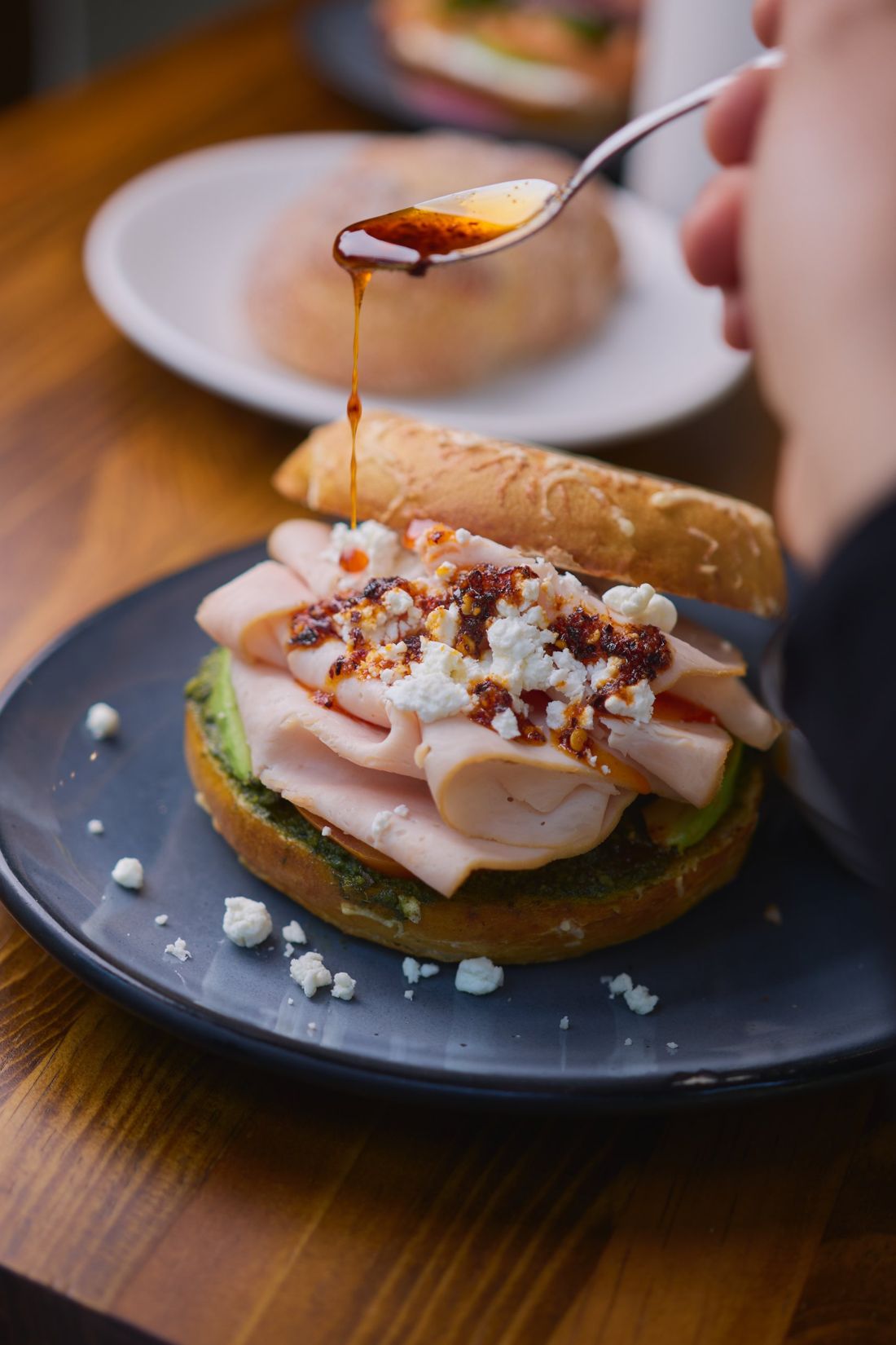 Bagel de pavo con queso de cabra y aceite de chile